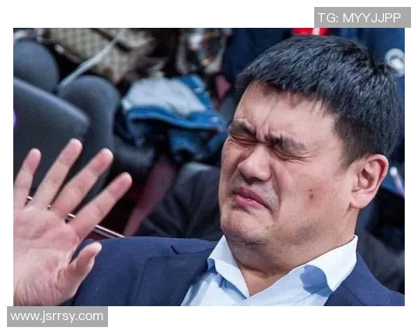 手绘姚明头像展现篮球巨星风采与艺术魅力的完美结合