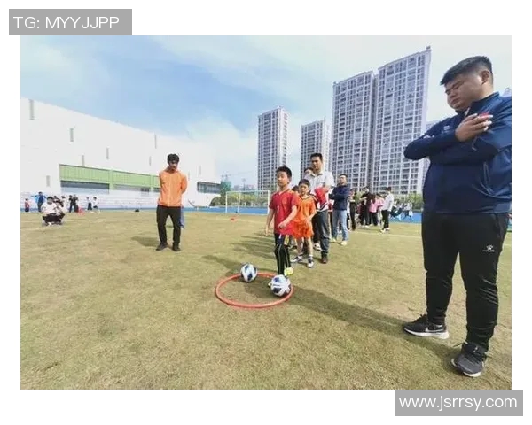 足球明星陪女儿拍摄创意视频展现温馨亲子时光与足球魅力