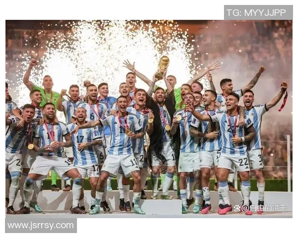 足球明星激情亲吻奖杯瞬间回顾感受荣耀与梦想的交汇