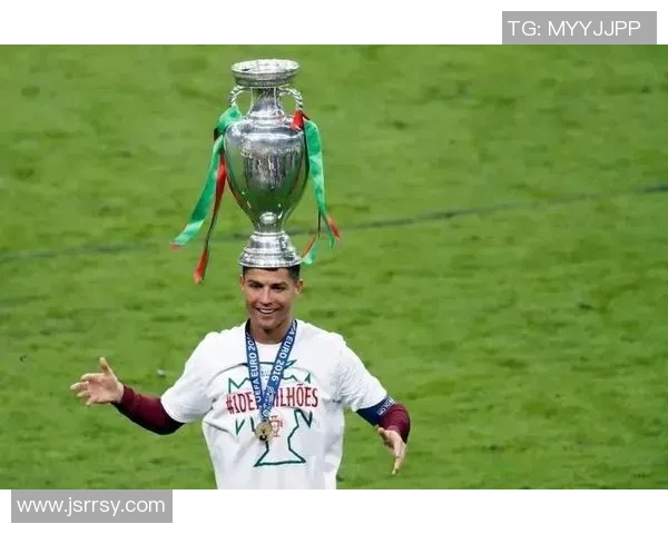 全球足球舞台上的三位传奇巨星及其辉煌成就揭秘