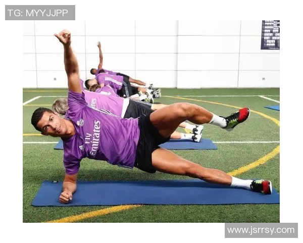 足球明星C罗展现完美腹肌的魅力瞬间与健身秘诀分享